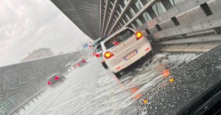 Pioggia e grandine mandano in tilt la viabilità, e il rientro si complica