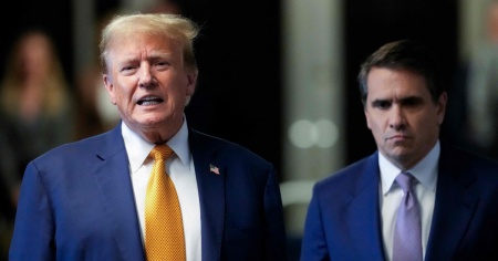 Rinviato a tempo indeterminato processo a Trump