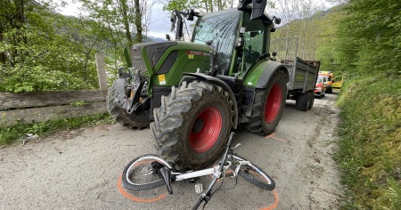 Scontro trattore-bici: grave un 23enne
