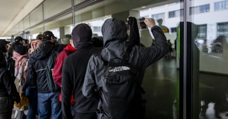 Studenti filo-palestinesi abbandonano la sala occupata