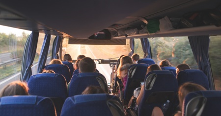 La polizia ferma un bus turistico senza sterzo e senza freni