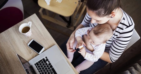 Madri che faticano a tornare al lavoro: «Nessun altro si occupa dei figli»