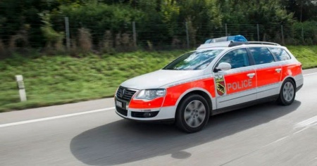 Auto in fiamme dopo un incidente, muore il conducente