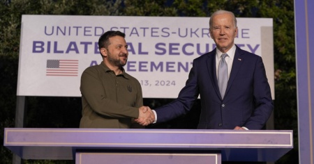 Biden e Zelensky firmano l'accordo di sicurezza