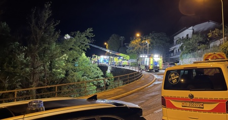 Esce di strada e precipita per dieci metri in un fossato