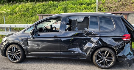 Finisce con auto (e roulotte) contro il guardrail