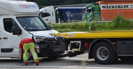 Furgone centra in pieno lo spartitraffico sulla A2