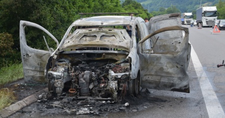 Furgone in fiamme sull'A2