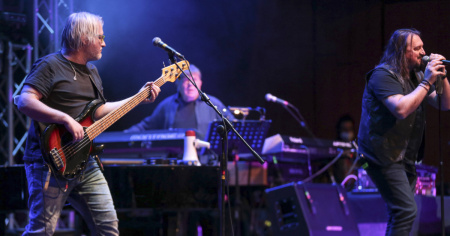 L'«emilianità» dei Nomadi in un concerto-regalo: «A Bellinzona la nostra storia senza fine»