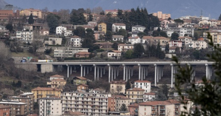 A piedi sul viadotto della A9, soccorsa dagli agenti: «Siete i miei angeli custodi»