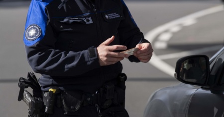 Auto fugge a un controllo, caccia al conducente