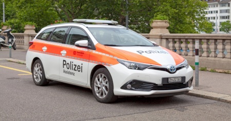 Circola contromano e causa un incidente, tre feriti