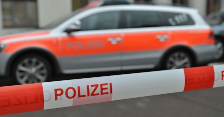 Una donna cade sui binari, ferita gravemente