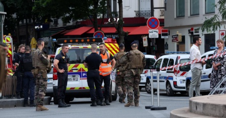 Parigi, auto piomba sui tavolini di un bar