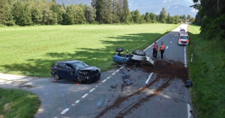 Pauroso scontro tra un'auto e un trattore