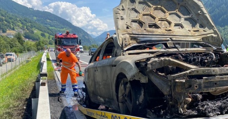 Auto prende fuoco sull'A2