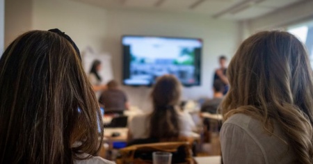 Docente licenziato per una presunta relazione con un'allieva 15enne