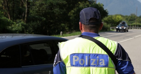 Inseguimento da film nel Bellinzonese, scattano le manette per un 22enne