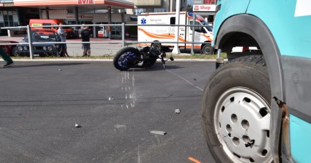Moto contro furgone, 16enne in ospedale