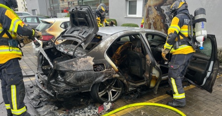Auto in fiamme per un «difetto tecnico», pompiere intossicato
