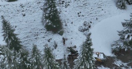 Sbanda con l'auto sul prato innevato, finisce in un pendio e si ribalta