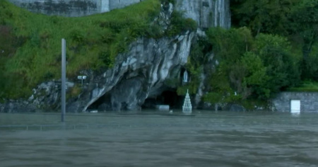 Dopo l’alluvione, «riaperta al pubblico la grotta di Lourdes»
