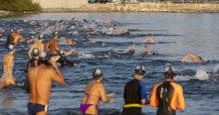 Oltre mille persone attraversano il lago a nuoto