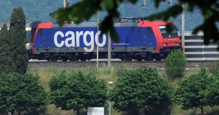 Locomotiva deraglia in un cantiere