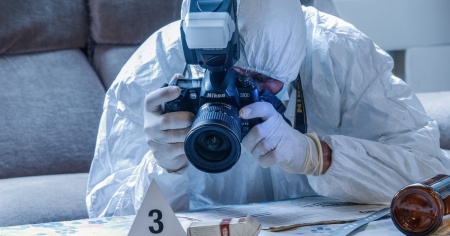 Uomo trovato morto in un appartamento, arrestate due persone