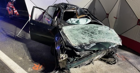L'auto sbanda e si schianta: tre giovani feriti, due gravi