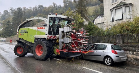 Mezzo agricolo contro auto, distrutta la macchina e salvo il conducente