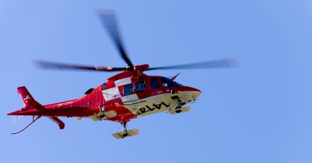 Perde il controllo dell'auto e si schianta contro un palo della luce, grave una 52enne