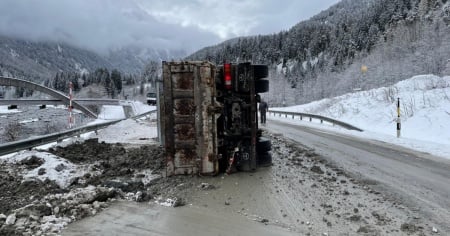 Camion si ribalta, conducente ferito