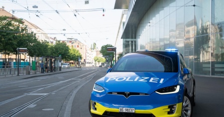 Investito dal tram, muore sul posto