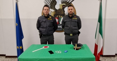 Cocaina nascosta nella confezione delle cicche, 20enne in manette