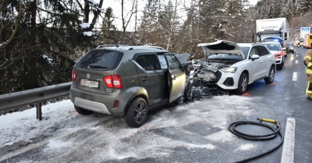 Frontale sulla strada per l'Oberalp: due persone ferite e un'auto in fiamme