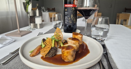 Involtino di faraona farcita alle spugnole con patate novelle e cipolline sfumate all’aceto di Sherry