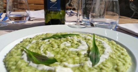 Risotto all’aglio orsino della Val Colla cotto nel siero di latte, yogurt di capra salato