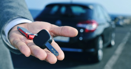 Calano le vendite di auto, critiche alla politica
