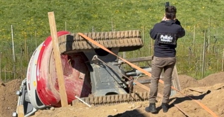 Cede il terreno e si rovescia l'escavatore, la sua vita è in pericolo
