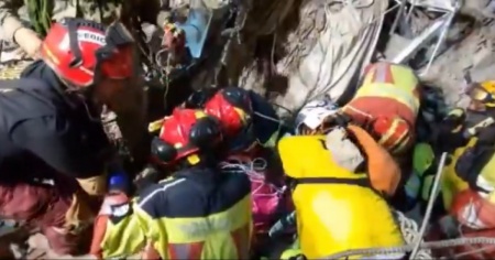 12enne estratto vivo dopo 5 giorni dal terremoto