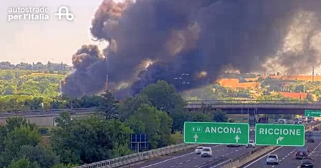 A fuoco l'autocisterna carica di carburante: fumo e fiamme al casello di Riccione