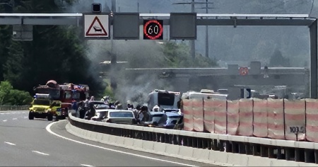 Auto in fiamme sull’A2 a Piotta: traffico in tilt 