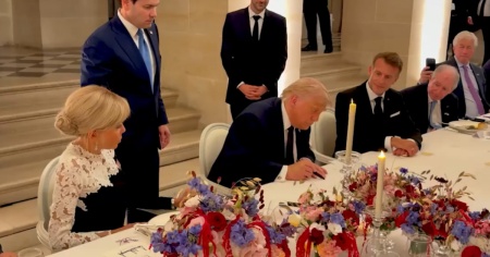Trump firma l'accordo con l'Iran. Pakistan: «Hormuz riaperto immediatamente»