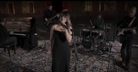 Nota cantante iraniana condannata a frustate per essersi esibita senza velo