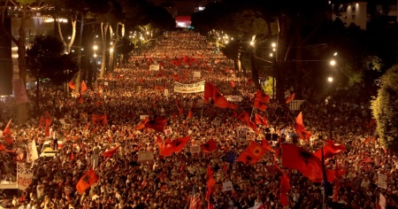 In migliaia circondano la sede del governo