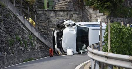 Urta un muretto con l'auto e si rovescia su un fianco
