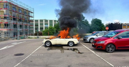 Auto d'epoca in fiamme nel parcheggio dell'ospedale