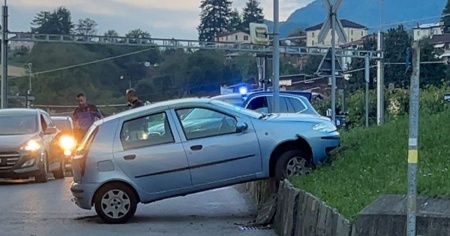 Utilitaria bloccata sul terrapieno