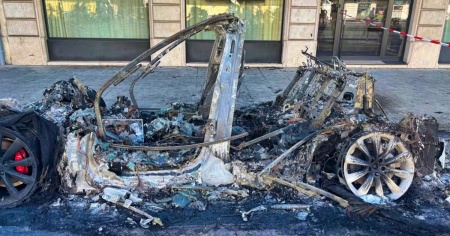 Quella Tesla incendiata che ha continuato a bruciare per giorni